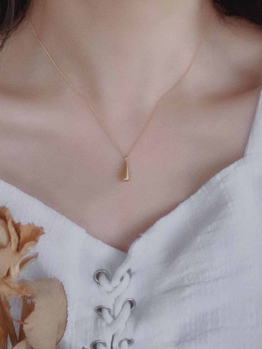 Teardrop-shaped necklace - Oh Rosewood